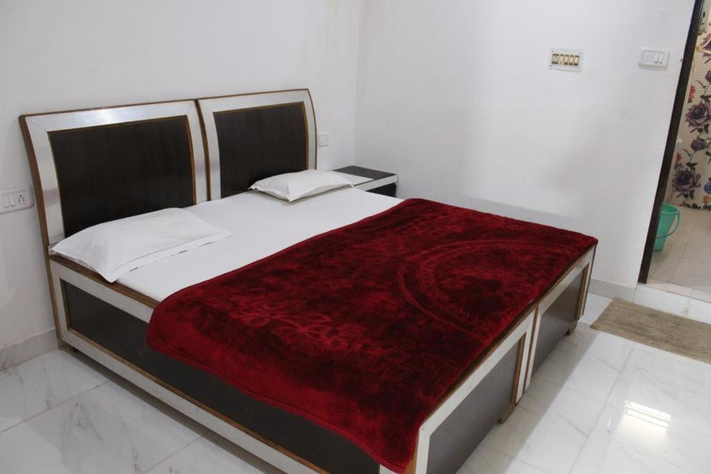 Couple Friendly Hotel - Sunset 오르차 외부 사진